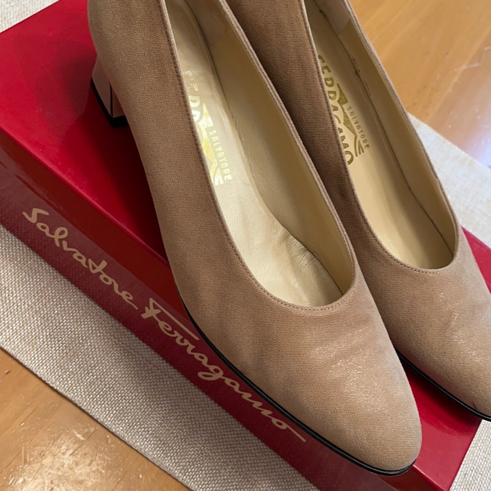 Salvatore Ferragamo Mandorla Pebble Suede - 8 AA